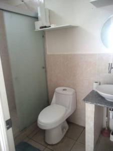San Juan OpicoEl Hostal 57的浴室配有白色卫生间和盥洗盆。