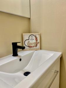 克拉根福BaMo Studio - city living arkaden的浴室设有白色水槽和镜子