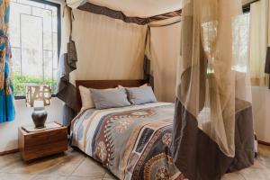 卢萨卡Mama Tembo Cheza 01的一间卧室设有一张床和一个窗口