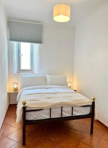 FreiriaPortuguese village apartment - Casa Martins No.54的一间带床的卧室,位于带窗户的房间内