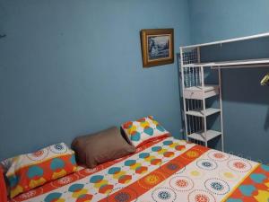 QuezaltepequeVilla 64的一间卧室设有一张床和蓝色的墙壁