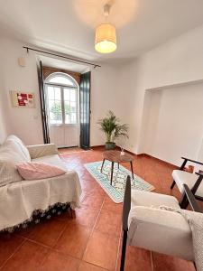 FreiriaPortuguese village apartment - Casa Martins No.54的客厅配有沙发和桌子