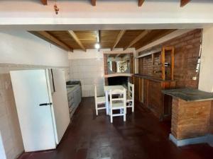 Santa Rosa del ConlaraDuplex santa rosa的厨房配有冰箱和桌椅