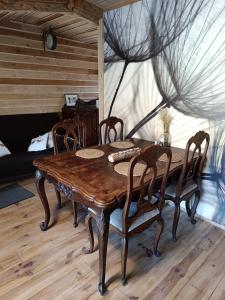 TellinLe P'tit Nid : Mini loft pour 2 à 4 personnes的一张木桌和椅子