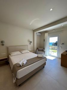 帕莱欧卡斯提撒Corfu valley view的一间卧室配有一张大床和毛巾