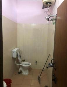 德拉敦Omjee Paying Guest的一间位于客房内的白色卫生间的浴室
