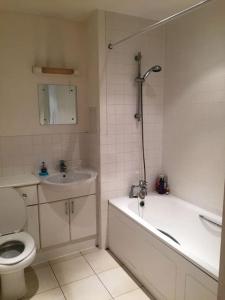 伦敦1 Bedroom Flat near Excel, O2, Canary Wharf - London的浴室配有卫生间、浴缸和水槽。