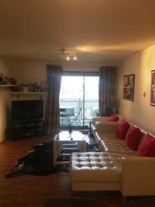 伦敦1 Bedroom Flat near Excel, O2, Canary Wharf - London的带沙发和电视的客厅