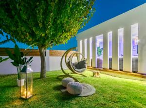 拉加纳斯Muthee Luxurious Private Villa的一个带椅子和草地球的花园