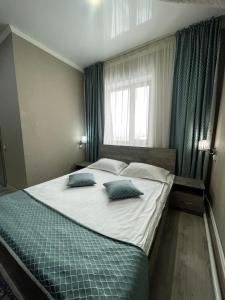 塞米伊VIP Mini Hotel的一间卧室配有一张大床和两个枕头