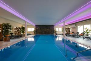 吕本斯普瓦尔德斯特弗昂斯豪弗酒店的大楼内一个蓝色的大型游泳池