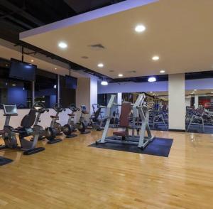 巴拿马城JW MARRIOT的健身房设有数台跑步机和健身自行车