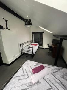 特威克纳姆The White Hart Inn的一间卧室配有一张床和一张书桌