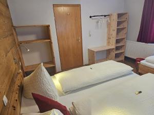 丰塔内拉斯切温德霍夫度假民宿的一间设有两张床和架子的房间