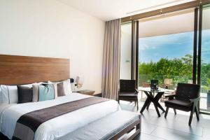 坎昆尼祖克度假及Spa酒店的酒店客房设有一张床和一个大窗户
