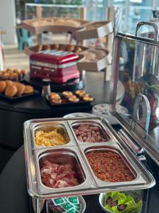 马亚Stay Hotel Porto Aeroporto的自助餐,包括餐桌上的食品托盘