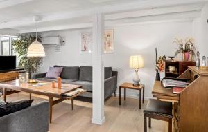 马里博Cozy Home In Maribo With Kitchen的客厅配有沙发和桌子