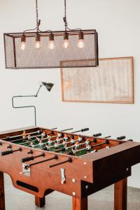 拉梅戈兰莫格酒店的一张带棋盘的乒乓球桌