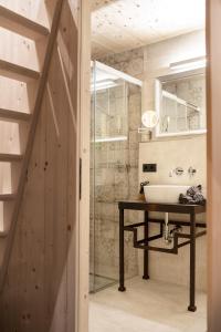 东蒂罗尔地区马特赖Kesslerstadel的一间带水槽和玻璃淋浴的浴室