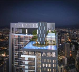 吉隆坡The Platinum Suites KLCC的一座高大的建筑,上面写着幻觉的字眼