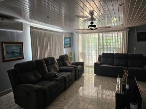 巴拿马城oasis with pool near Panama Canal的客厅配有两张沙发和一张沙发