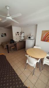 布兰卡港Apartamentos Güemes - Monoambientes的一间带桌子的客厅和一间厨房