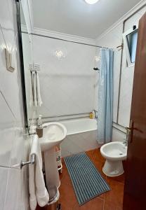 FreiriaPortuguese village apartment - Casa Martins No.54的白色的浴室设有水槽和卫生间。