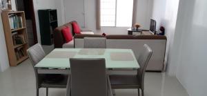 普拉亚斯Casa para 10 personas - Playas, Villamil的客厅配有桌椅和沙发