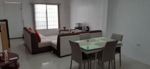 普拉亚斯Casa para 10 personas - Playas, Villamil的客厅配有沙发和桌子