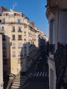 巴黎Chambre spacieuse - Trocadéro的从大楼的阳台上可欣赏到风景