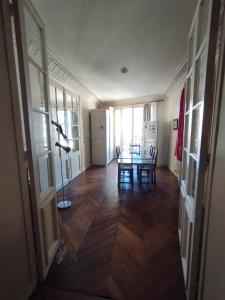 巴黎Chambre spacieuse - Trocadéro的走廊上设有桌椅