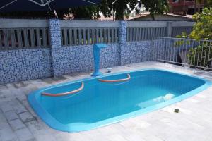 伊塔马拉卡Casa com Piscina em Itamaracá的蓝色的游泳池,其中有桨