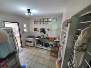 伊塔马拉卡Casa com Piscina em Itamaracá的一间带炉灶的厨房和瓷砖地板