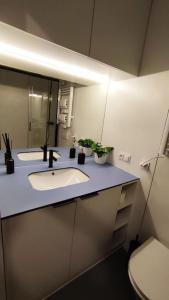 杜什尼基-兹德鲁伊Good Spot Zieleniec Twin Eco 02的一间带两个盥洗盆和卫生间的浴室
