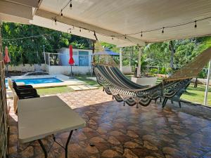 巴拿马城oasis with pool near Panama Canal的一个带吊床的庭院和一个游泳池