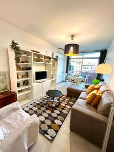 巴塞罗那萨格里拉公寓的客厅配有沙发和桌子