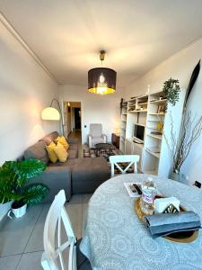 巴塞罗那萨格里拉公寓的客厅配有沙发和桌子