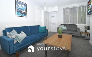 特伦特河畔斯托克Hanford Apartments by YourStays的客厅配有蓝色的沙发和桌子