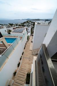 博德鲁姆Ilya Apart 1的从带游泳池的建筑屋顶上欣赏美景