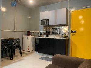 圣保罗Brás, Feirinha da Madrugada, Expo Center Norte, Vaultier的厨房设有柜台和黄色门