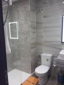 米迪克Hôtel laluna bay的一间带卫生间和淋浴的浴室