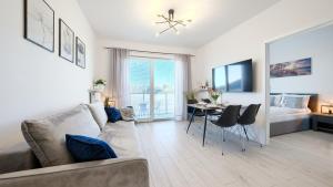 里沃Apartamenty Sun & Snow Pelikan的客厅配有沙发和桌子