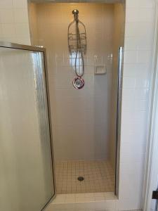 圣克劳德The Brower House的玻璃门淋浴和淋浴线圈