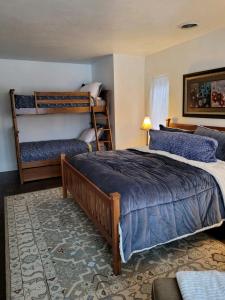 圣克劳德The Brower House的卧室配有两张双层床和地毯。