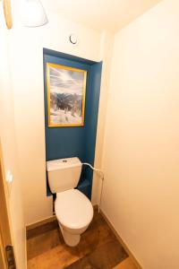 莱索尔Les Montagnettes的浴室设有蓝色墙壁上的白色卫生间