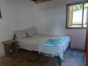CabuyaAnez Cabin'S的一间小卧室,配有床和窗户
