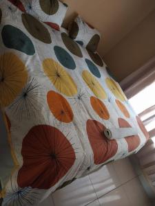 NgodiniThe Grace quest house的上面涂有雨伞的枕头