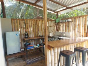 CabuyaAnez Cabin'S的小木屋内的厨房,配有凳子和柜台