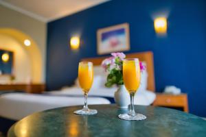达哈布达哈布特罗皮泰绿洲度假村的桌子上放两杯橙汁