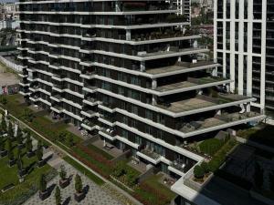 贝尔格莱德Queen Apartments Belgrade Waterfront的享有大型公寓大楼的空中景致